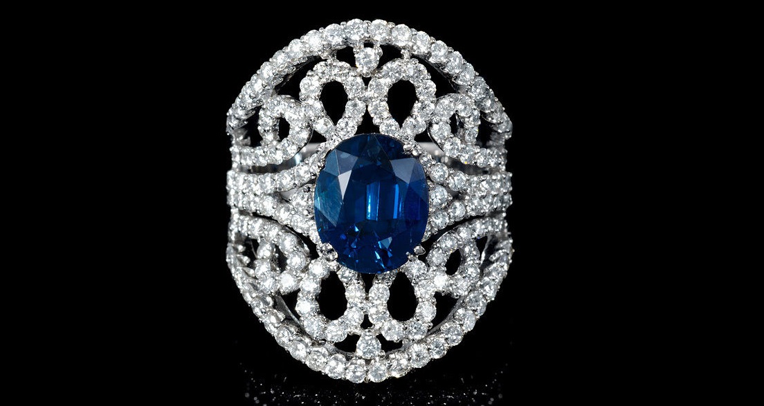 An Exquisite 18K White Gold Sapphire and Diamond Ring